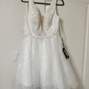 NEW WITH TAGS Terani Couture White Cocktail Dress
Beautiful beading on bodice